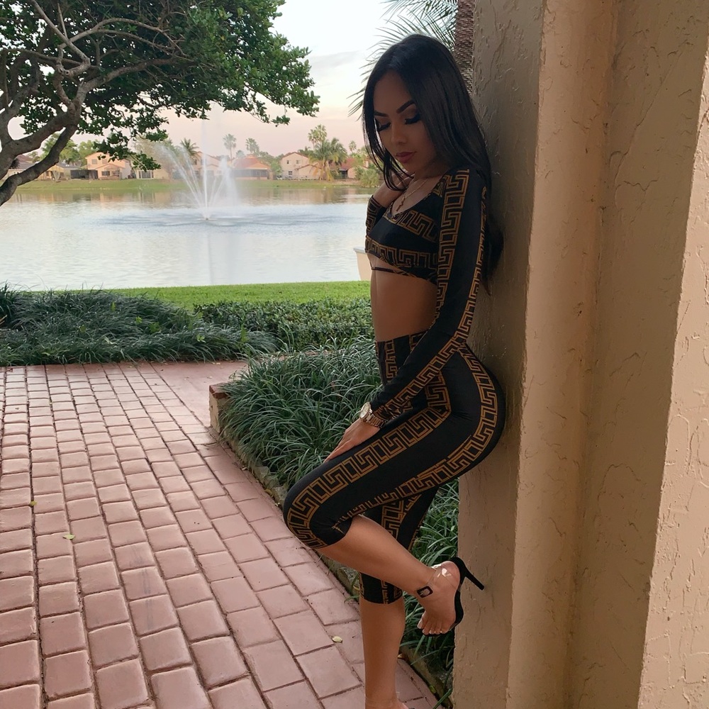 Black and gold Grecian print set